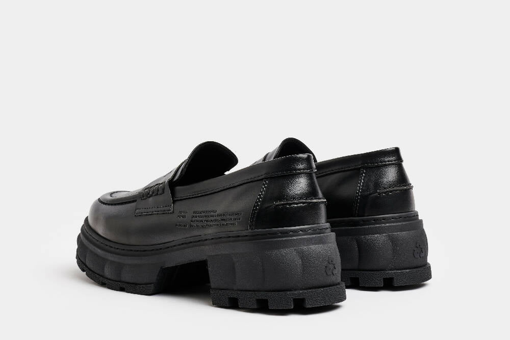 Load image into Gallery viewer, Virón Quantum Black Apple Loafer