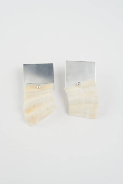 Load image into Gallery viewer, Mia Larsson Scallop Silver Rivet Earring